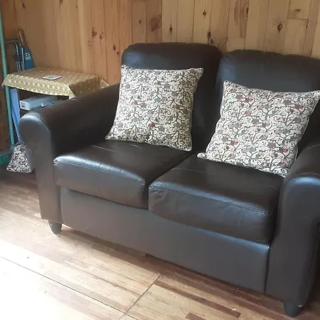 Holiday home Pod - Sleeps 2 - Jacuzzi - Parking - Garden *