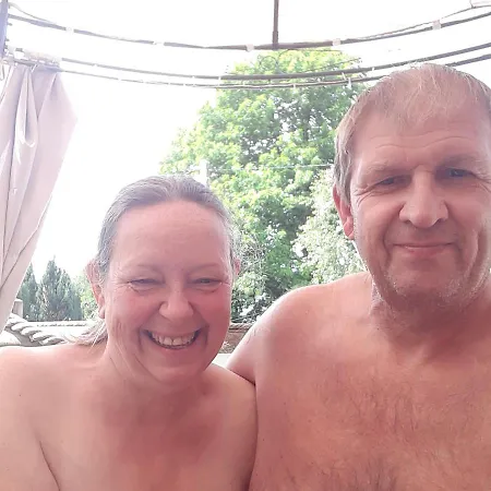 Holiday home Pod - Sleeps 2 - Jacuzzi - Parking - Garden *