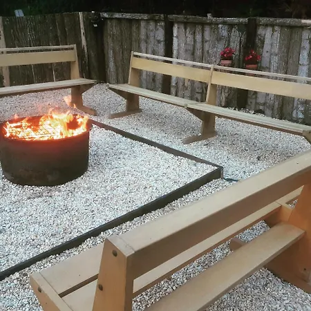 Pod - Sleeps 2 - Jacuzzi - Parking - Garden Holiday home *